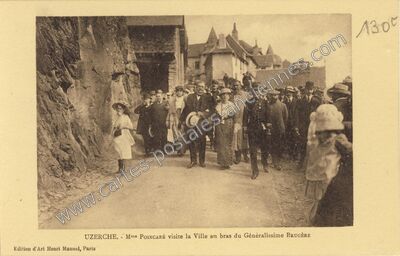 Carte postale ancienne Mme Poincaré visite la Ville au bras du Généralissime Brugère — Uzerche (Corrèze)