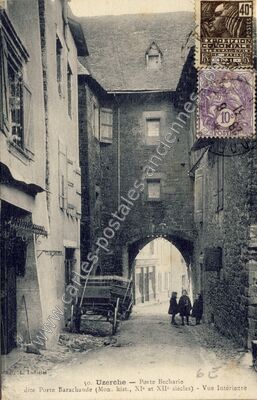 Carte postale ancienne Porte Becharie dite Porte Barachaude (Mon. hist., XIe et XIIe siècles) - Vue Intérieure — Uzerche (Corrèze)