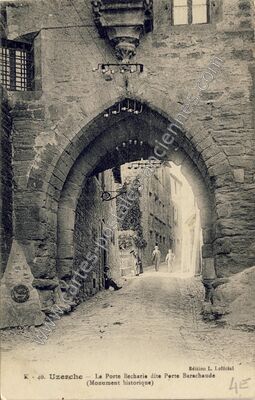 Carte postale ancienne La Porte Becharie dite Porte Barachaude — Uzerche (Corrèze)
