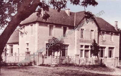 Carte postale ancienne Mairie-Écoles — Sadroc (Corrèze)