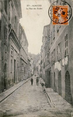 Carte postale ancienne La Rue des Ecoles — Ajaccio (Corse-du-Sud)