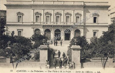 Carte postale ancienne La Préfecture. — Une Visite à M. le Préfet. — Sortie des Officiers — Ajaccio (Corse-du-Sud)