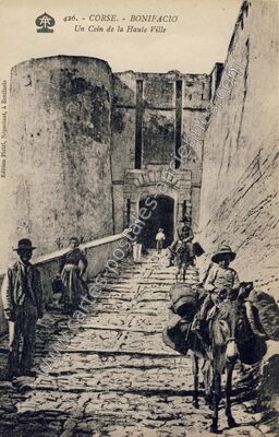 Carte postale ancienne Un Coin de la Haute Ville — Bonifacio (Corse-du-Sud)