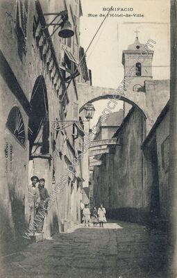Carte postale ancienne Rue de l'Hôtel-de-Ville — Bonifacio (Corse-du-Sud)