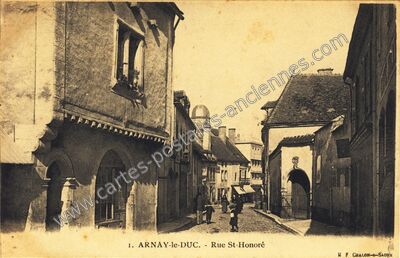 Carte postale ancienne Rue St-Honoré — Arnay-le-Duc (Côte-d'Or)