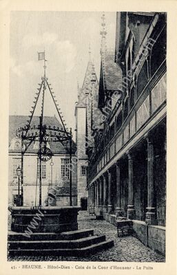 Carte postale ancienne Hôtel-Dieu - Coin de la Cour d'Honneur - Le Puits — Beaune (Côte-d'Or)