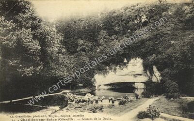 Carte postale ancienne Sources de la Douix — Châtillon-sur-Seine (Côte-d'Or)