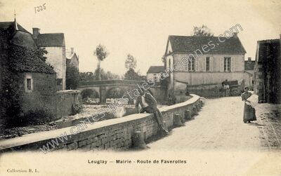 Carte postale ancienne Mairie - Route de Faverolles — Leuglay (Côte-d'Or)