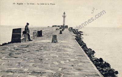 Carte postale ancienne Le Grau - La Jetée et le Phare — Agde (Hérault)