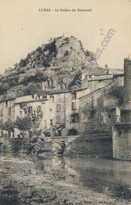 Carte postale ancienne Le Rocher du Redondel — Lunas (Hérault)