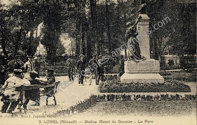 Carte postale ancienne Statue Henri de Bornier - Le Parc — Lunel (Hérault)
