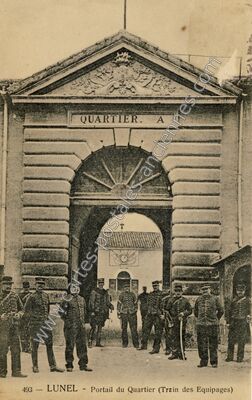 Carte postale ancienne Portail du Quartier (Train des Equipages) — Lunel (Hérault)