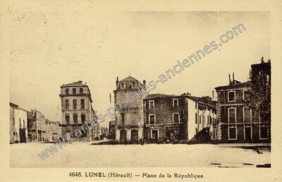 Carte postale ancienne Place de la République — Lunel (Hérault)