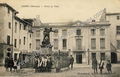 Carte postale ancienne Hôtel de Ville — Lunel (Hérault)