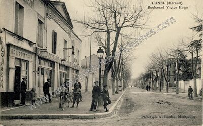 Carte postale ancienne Boulevard Victor Hugo — Lunel (Hérault)