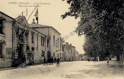 Carte postale ancienne Les Casernes, Avenue de Nîmes — Lunel (Hérault)