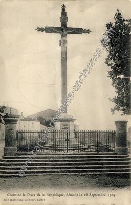 Carte postale ancienne Croix de la Place de la République, démolie — Lunel (Hérault)
