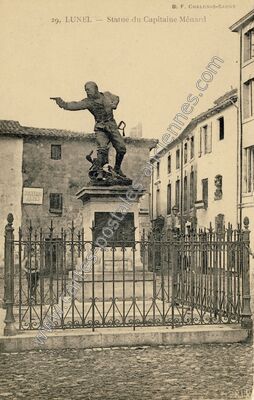 Carte postale ancienne Statue du Capitaine Ménard — Lunel (Hérault)