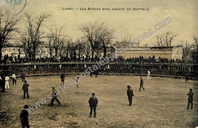 Carte postale ancienne Les Arènes avec course de taureaux — Lunel (Hérault)