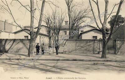 Carte postale ancienne L'Ecole communale des Garçons — Lunel (Hérault)