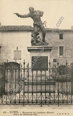 Carte postale ancienne Monument du Capitaine Ménard Place de l'Hôtel-de-Ville — Lunel (Hérault)