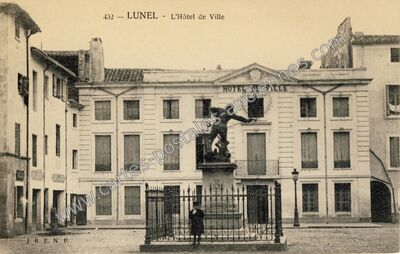 Carte postale ancienne L'Hôtel de Ville — Lunel (Hérault)