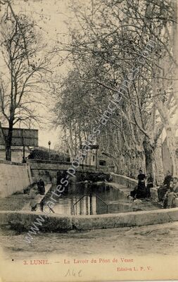 Carte postale ancienne Le Lavoir du Pont de Vesse — Lunel (Hérault)