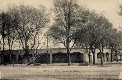 Carte postale ancienne Vue extérieure des Arènes — Lunel (Hérault)