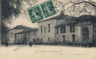 Carte postale ancienne Les Casernes — Lunel (Hérault)