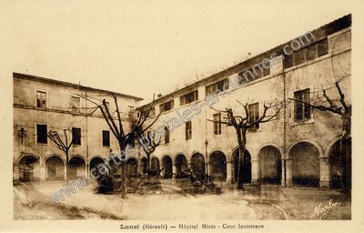 Carte postale ancienne Hôpital Mixte - Cour Intérieure — Lunel (Hérault)