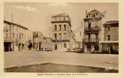 Carte postale ancienne Carrefour Place de la République — Lunel (Hérault)