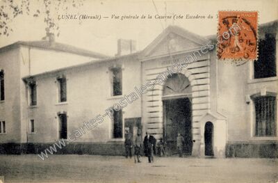 Carte postale ancienne Vue générale de la Caserne (16e Escadron du — Lunel (Hérault)