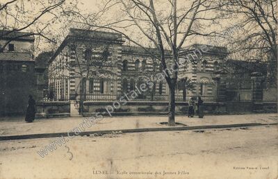Carte postale ancienne Ecole communale des Jeunes Filles — Lunel (Hérault)
