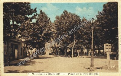 Carte postale ancienne Place de la République — Marseillan (Hérault)