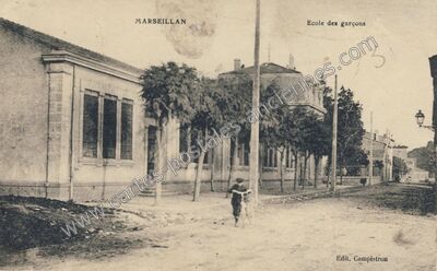 Carte postale ancienne Ecole des garçons — Marseillan (Hérault)