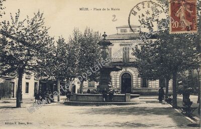 Carte postale ancienne Place de la Mairie — Mèze (Hérault)