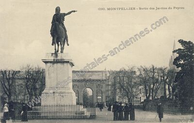 Carte postale ancienne Sortie des Jardins du Peyrou — Montpellier (Hérault)