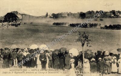 Carte postale ancienne Revue du 14 Juillet. Défilé du 3° Régiment d'Artillerie au Champ de Manœuvres — Montpellier (Hérault)