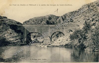 Carte postale ancienne Le Pont du Diable et l'Hérault à la sortie des Gorges — Saint-Guilhem-le-Désert (Hérault)