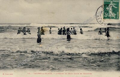 Carte postale ancienne L'Heure du Bain (Jour de Tempête) — Valras-Plage (Hérault)