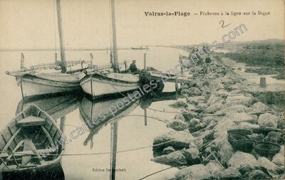 Carte postale ancienne Pêcheurs à la ligne sur la Digue — Valras-Plage (Hérault)