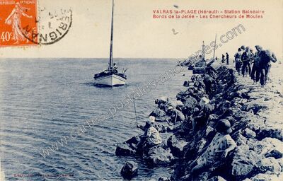 Carte postale ancienne Bords de la Jetée - Les Chercheurs de Moules — Valras-Plage (Hérault)
