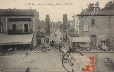 Carte postale ancienne Le Pont suspendu et la Place de l'Evêché — Agde (Hérault)