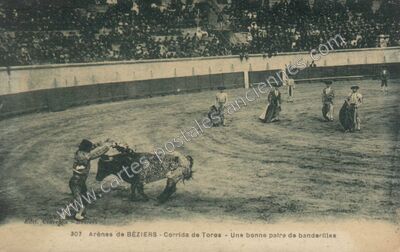 Carte postale ancienne Arènes - Corrida de Toros - Une bonne paire de banderilles — Béziers (Hérault)