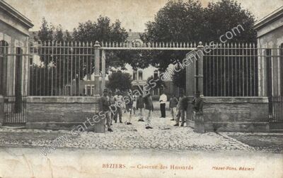 Carte postale ancienne Caserne des Hussards — Béziers (Hérault)