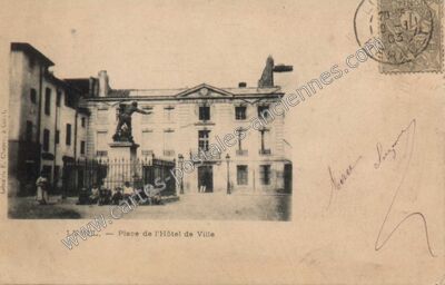 Carte postale ancienne Place de l'Hôtel de Ville — Lunel (Hérault)