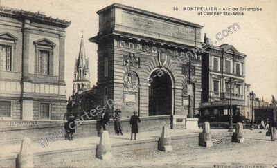 Carte postale ancienne Arc de Triomphe et Clocher Ste-Anne — Montpellier (Hérault)