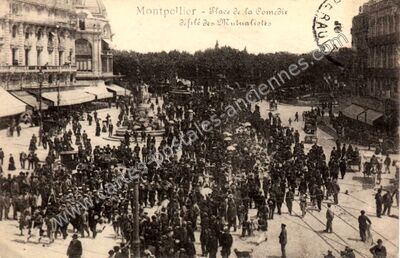 Carte postale ancienne Place de la Comedie / Défilé des Mutualistes — Montpellier (Hérault)