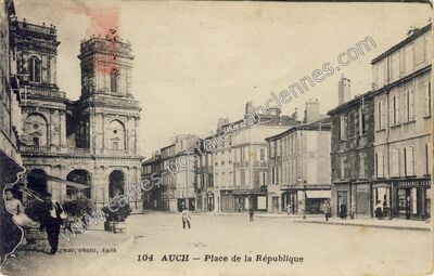 Carte postale ancienne Place de la République — Auch (Gers)