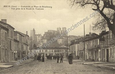 Carte postale ancienne Cathédrale et Place de Strasbourg — Auch (Gers)